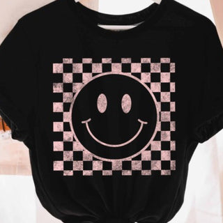 T-shirt black with pink check smiley face
